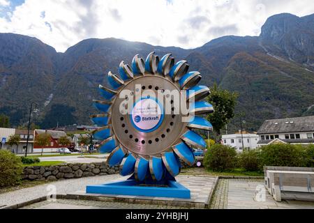 Eidfjord Norwegen, die riesige pelton-Turbine im Dorfpark ist ein Symbol für die unterirdische Wasserstromerzeugung in diesem norwegischen Dorf, 2024 Stockfoto