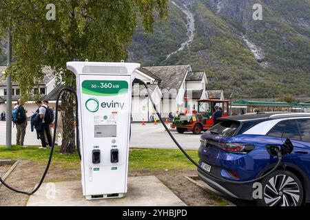 Volkswagen ID4 Elektro-SUV wird über einen Eviny 360-kW-Kompressor im Dorfzentrum von Eidfjord, Norwegen, Skandinavien, 2024 geladen Stockfoto