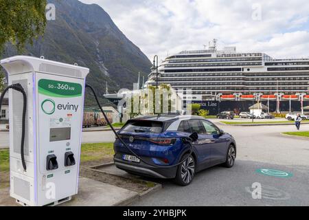 Eidfjord Norwegen, Volkswagen ID4 SUV Elektrofahrzeug wird an einer öffentlichen öffentlichen 360-kW-Ladestation Eviny mit Kreuzfahrtschiff MS Rotterdam geladen Stockfoto