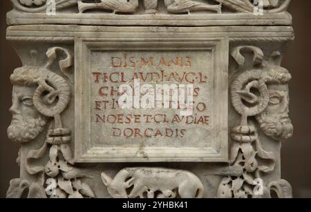 Römische Urne von Tiberius Claudius Chryseuros, Iulia Theonos und Claudia Dorcas. Dekoriert mit Gott Ammon, Wolf mit Zwillingen, Adler. Rom. 1.-2. ce Stockfoto