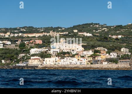 Massa Lubrense in Punta Campanella, Süditalien. Berühmt für den Hafen von Della Lobra, wo Boote zur Küste von Amalfi fahren. Stockfoto