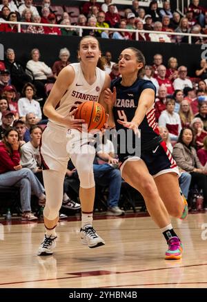 10. November 2024 Palo Alto CA, USA Stanford Guard Elena Bosgana (20) geht zum Basketballspiel der NCAA/ACC Women's Basketball zwischen Gonzaga Bulldogs und dem Stanford Cardinal. Stanford schlug Gonzaga 89-58 im Maples Pavilion Stanford, CA. Thurman James /CSM Stockfoto