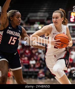 10. November 2024 Palo Alto CA, USA Stanford Guard Elena Bosgana (20) fährt während des NCAA/ACC Women's Basketball Spiels zwischen Gonzaga Bulldogs und dem Stanford Cardinal zum Basketball. Stanford schlug Gonzaga 89-58 im Maples Pavilion Stanford, CA. Thurman James /CSM Stockfoto