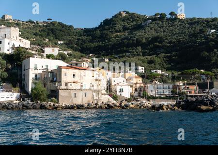 Massa Lubrense in Punta Campanella, Süditalien. Berühmt für den Hafen von Della Lobra, wo Boote zur Küste von Amalfi fahren. Stockfoto