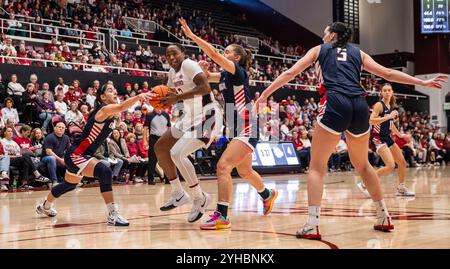 10. November 2024 Palo Alto CA, USA Stanford Stürmer Nunu Agara (3) geht in den Korb während des NCAA/ACC Women's Basketball Spiels zwischen Gonzaga Bulldogs und dem Stanford Cardinal. Stanford schlug Gonzaga 89-58 im Maples Pavilion Stanford, CA. Thurman James /CSM Stockfoto