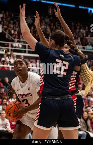 Palo Alto CA, USA. November 2024. A. Stanford Stürmer Nunu Agara (3) geht während des NCAA/ACC Women's Basketball Spiels zwischen Gonzaga Bulldogs und dem Stanford Cardinal in den Korb. Stanford schlug Gonzaga 89-58 im Maples Pavilion Stanford, CA. Thurman James /CSM/Alamy Live News Stockfoto