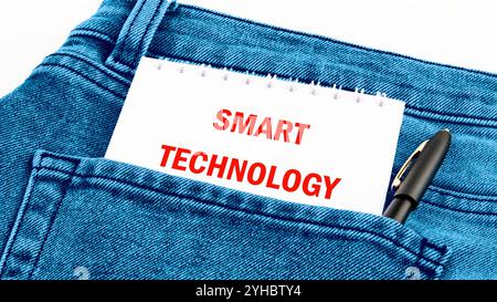 Das Konzept von Technologie und Entwicklung. Phrase, Wörter, Text SMART TECHNOLOGY Inschrift in der Tasche einer Jeans auf einem Stück Papier. Stockfoto