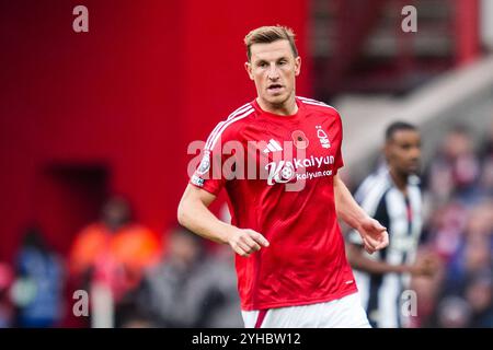 NOTTINGHAM, ENGLAND – 10. NOVEMBER: Chris Wood von Nottingham Forest FC sieht beim Premier League-Spiel zwischen Nottingham Forest FC und Newcastle United FC am 10. November 2024 in Nottingham, England, an. (Foto: Rene Nijhuis/MB Media) Stockfoto