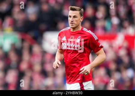 NOTTINGHAM, ENGLAND – 10. NOVEMBER: Chris Wood von Nottingham Forest FC sieht beim Premier League-Spiel zwischen Nottingham Forest FC und Newcastle United FC am 10. November 2024 in Nottingham, England, an. (Foto: Rene Nijhuis/MB Media) Stockfoto