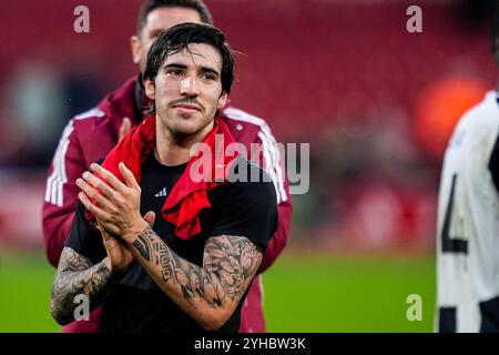 NOTTINGHAM, ENGLAND – 10. NOVEMBER: Sandro TONALi von Newcastle United FC applaudiert den Fans nach dem Premier League-Spiel zwischen Nottingham Forest FC und Newcastle United FC am 10. November 2024 in Nottingham. (Foto: Rene Nijhuis/MB Media) Stockfoto