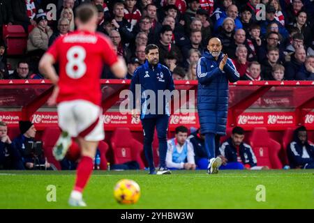 NOTTINGHAM, ENGLAND – 10. NOVEMBER: Nottingham Forest FC-Cheftrainer Nuno Espirito Santo applaudiert während des Premier League-Spiels zwischen Nottingham Forest FC und Newcastle United FC am 10. November 2024 in Nottingham, England. (Foto: Rene Nijhuis/MB Media) Stockfoto