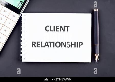Geschäftskonzept. Der Satz, der Text, die Wörter KUNDENBEZIEHUNG werden in einem Notizbuch auf dunkelblauem Hintergrund geschrieben. Stockfoto