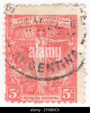 ARGENTINIEN - 1. Oktober 1921: 5 Centavo-Rose-Briefmarke mit der Darstellung des Allegoriums von Pan America. Erster Panamerikanischer Postkongress, Buenos Aires, August 1921. Attraktive junge Frau in antikem Chiton, die Briefumschläge vor dem Hintergrund der westlichen Erdhalbkugel hält, umgeben von Postzustellung Stockfoto