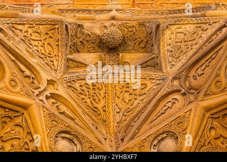 Details der Dekoration der Großen Moschee von Divrigi alias Divrigi Ulucamii in Sivas Türkei. Hintergrundfoto islamische Architektur. Stockfoto