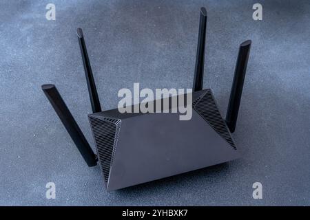 Router für die Verbindung und Verteilung des Wi-Fi-Internets Stockfoto