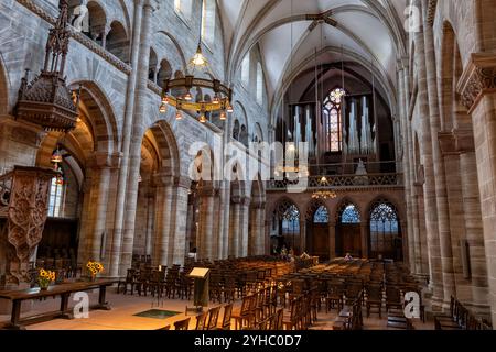 Basel, Schweiz - 27. September 2024 - Inneres des Basler Münsters. Stockfoto