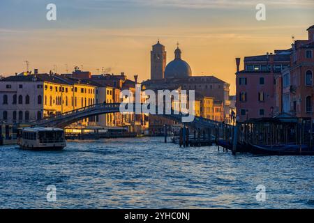 Venedig, Italien - 22. März 2024 - Skyline der Stadt bei Sonnenuntergang mit Brücke Ponte degli Scalzi über den Canal Grande. Stockfoto