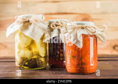 Konservierte Gemüse auf hölzernen Hintergrund Stockfoto