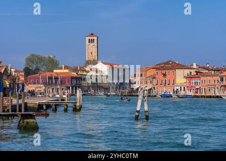 Murano, Italien - 23. März 2024 - Skyline der Insel von der Lagune von Venedig. Stockfoto