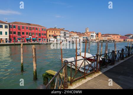 Murano, Veneto, Italien - 23. März 2024 - Skyline am Canal Grande di Murano, Insel in der Lagune von Venedig. Stockfoto