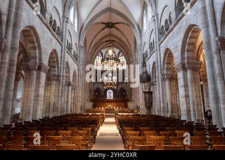 Basel, Schweiz - 27. September 2024 - Inneres des Basler Münsters. Stockfoto