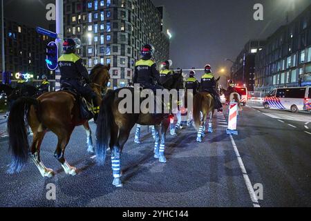 AMSTERDAM 07-11-2024. Viele Polizisten waren während des Spiels Ajax-Maccabi Tel Aviv in der Arena. Eine Demonstration pro-palästinensischer Demonstranten gegen die israelische Makkabi war vor dem Eingang der Arena angekündigt worden, wurde aber von Bürgermeister Fermke Halsema nach Anton de Komplein verlegt. ANP/Hollandse-Hoogte/Nico Garstman niederlande aus - belgien aus Stockfoto