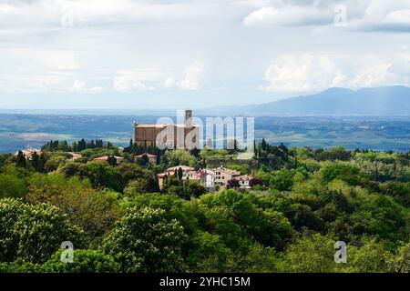 Blick auf die Kirche San Giusto Nuovo in Volterra, Toskana, Italien Stockfoto