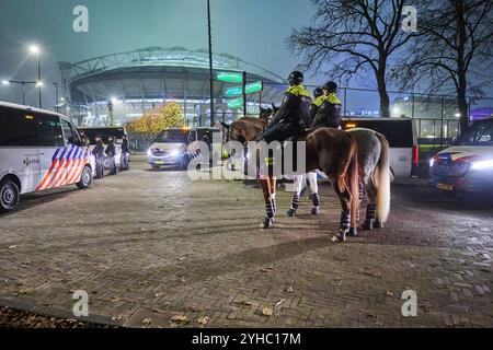 AMSTERDAM 07-11-2024. Viele Polizisten waren während des Spiels Ajax-Maccabi Tel Aviv in der Arena. Eine Demonstration pro-palästinensischer Demonstranten gegen die israelische Makkabi war vor dem Eingang der Arena angekündigt worden, wurde aber von Bürgermeister Fermke Halsema nach Anton de Komplein verlegt. ANP/Hollandse-Hoogte/Nico Garstman niederlande aus - belgien aus Stockfoto