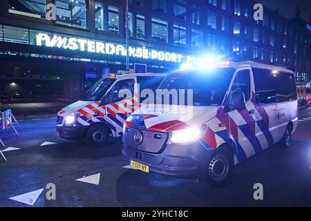 AMSTERDAM 07-11-2024. Viele Polizisten waren während des Spiels Ajax-Maccabi Tel Aviv in der Arena. Eine Demonstration pro-palästinensischer Demonstranten gegen die israelische Makkabi war vor dem Eingang der Arena angekündigt worden, wurde aber von Bürgermeister Fermke Halsema nach Anton de Komplein verlegt. ANP/Hollandse-Hoogte/Nico Garstman niederlande aus - belgien aus Stockfoto