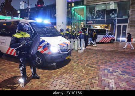 AMSTERDAM 07-11-2024. Viele Polizisten waren während des Spiels Ajax-Maccabi Tel Aviv in der Arena. Eine Demonstration pro-palästinensischer Demonstranten gegen die israelische Makkabi war vor dem Eingang der Arena angekündigt worden, wurde aber von Bürgermeister Fermke Halsema nach Anton de Komplein verlegt. ANP/Hollandse-Hoogte/Nico Garstman niederlande aus - belgien aus Stockfoto