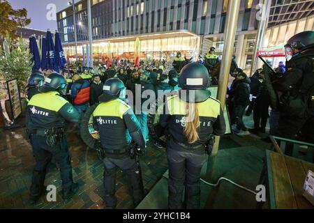 AMSTERDAM 07-11-2024. Viele Polizisten waren während des Spiels Ajax-Maccabi Tel Aviv in der Arena. Eine Demonstration pro-palästinensischer Demonstranten gegen die israelische Makkabi war vor dem Eingang der Arena angekündigt worden, wurde aber von Bürgermeister Fermke Halsema nach Anton de Komplein verlegt. ANP/Hollandse-Hoogte/Nico Garstman niederlande aus - belgien aus Stockfoto