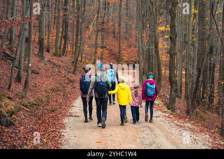 Eine Familie genießt eine gemütliche Wanderung auf der Stolpich Road im Isergebirge, umgeben von lebhaftem Herbstlaub und der Ruhe der Natur an einem frischen Tag. Stockfoto
