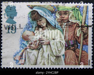 ISTANBUL, TÜRKEI - 25. JANUAR 2021: Die britische Briefmarke zeigt Maria, Joseph, mit dem Kleinkind Jesus um 1994 Stockfoto