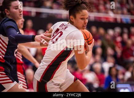 Palo Alto CA, USA. November 2024. A. Stanford Stürmer Courtney Ogden (40) geht in den Korb während des NCAA/ACC Women's Basketball Spiels zwischen Gonzaga Bulldogs und dem Stanford Cardinal. Stanford schlug Gonzaga 89-58 im Maples Pavilion Stanford, CA. Thurman James /CSM/Alamy Live News Stockfoto