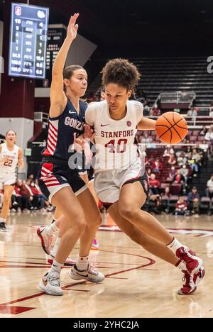 Palo Alto CA, USA. November 2024. A. Stanford Forward Courtney Ogden (40) fährt während des NCAA/ACC Women's Basketball Spiels zwischen Gonzaga Bulldogs und dem Stanford Cardinal zum Korb. Stanford schlug Gonzaga 89-58 im Maples Pavilion Stanford, CA. Thurman James /CSM/Alamy Live News Stockfoto