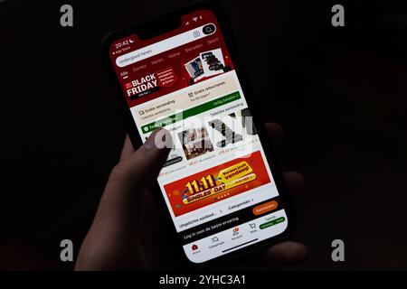 Anschaulich. Temu Webshop-App auf einem Smartphone. Temu ist eine chinesische E-Commerce-Plattform von PDD Holdings. ANP / Hollandse Hoogte / Dylan Nieuwland niederlande Out - belgien Out Stockfoto