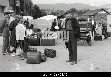 Abreise DEU, 20240101, Aufnahme ca. 1950, Abreise mit Gepäck *** Abreise DEU, 20240101, Foto ca. 1950, Abreise mit Gepäck Stockfoto