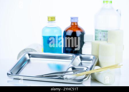 Medizinische Geräte zur Behandlung von Infektionen. Wundpflegeset. Medizinische Versorgung für Krankenschwestern. Conform Verband, Pinzette, Wattestäbchen, Alkohol. Stockfoto