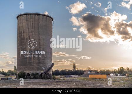 Segelflieger Quartier, alter Kühlturm des ehemaligen Industriestandortes VEB Kühlautomat in Berlin Johannisthal Stockfoto