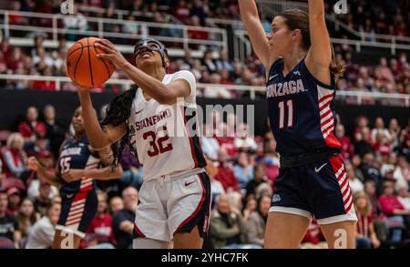 Palo Alto CA, USA. November 2024. A. Stanford Garde Jzaniya Harriel (32) fährt während des NCAA/ACC Women's Basketball Spiels zwischen Gonzaga Bulldogs und dem Stanford Cardinal zum Basketball. Stanford schlug Gonzaga 89-58 im Maples Pavilion Stanford, CA. Thurman James /CSM/Alamy Live News Stockfoto