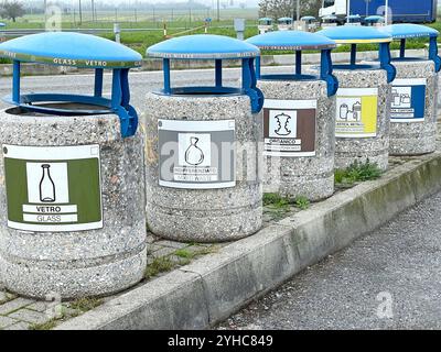 Getrennte Müllsortierung auf dem italienischen Autobahnparkplatz. Steinbehälter mit blauen Deckeln. Sauberer Planet und Abfall, Verschmutzung. Glas, Papier, Metall Stockfoto
