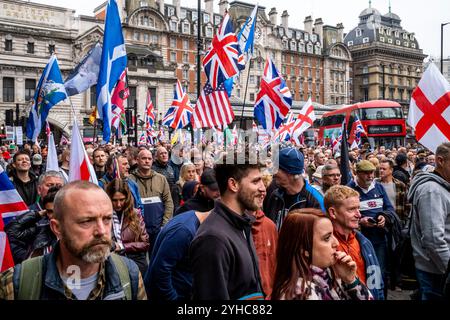 Tausende von Briten versammeln sich vor der Victoria Station, um an Einer von Tommy Robinson in London organisierten „Unite the Kingdom“-Rallye teilzunehmen. Stockfoto