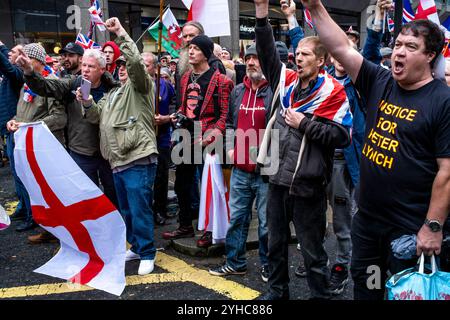 Wütende Briten marschieren im Rahmen Einer „Unite the Kingdom“-Rallye, die vom Aktivisten Tommy Robinson in London organisiert wird. Stockfoto