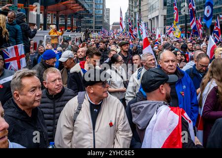 Tausende Briten marschieren in Einer vom politischen Aktivisten Tommy Robinson organisierten Rallye „Unite the Kingdom“ durch Zentral-London Stockfoto