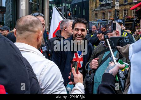 Der bekannte YouTuber Mahyar Tousi von Tousi TV begleitet Tausende von Briten, die in Zentral-London bei Einer „Unite the Kingdom“-Rallye in London, Großbritannien, marschieren. Stockfoto