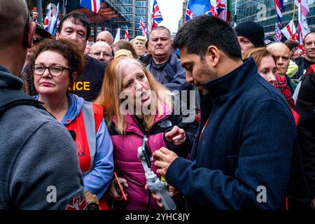 YouTuber Mahyar Tousi von Tousi TV spricht mit einigen britischen Leuten, die während Einer „Unite the Kingdom“-Rallye in London, Großbritannien, in Zentral-London marschieren. Stockfoto