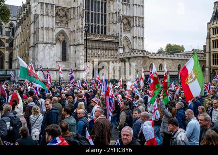 Tausende Briten marschieren in Einer vom politischen Aktivisten Tommy Robinson organisierten Rallye „Unite the Kingdom“ durch Zentral-London Stockfoto