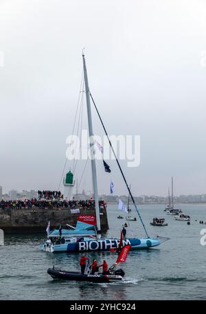 Paul Meilhat Boot (Biotherm) im Kanal für den Start der Vendee Globe 2024 am 10. November 2024. In Les Sables d'Olonne, Frankreich. Stockfoto