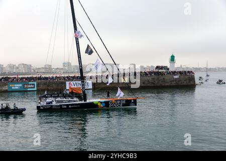 Manuel Cousin Boot (Coup de pouce) im Kanal für den Start der Vendee Globe 2024 am 10. November 2024. In Les Sables d'Olonne, Frankreich. Stockfoto