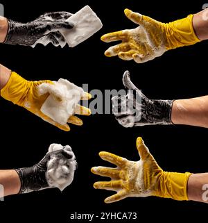 Hände in schwarzen und gelben Gummihandschuhen, die mit Seifenschaum bedeckt sind. Die linke Hand hält einen weißen Schwamm Stockfoto